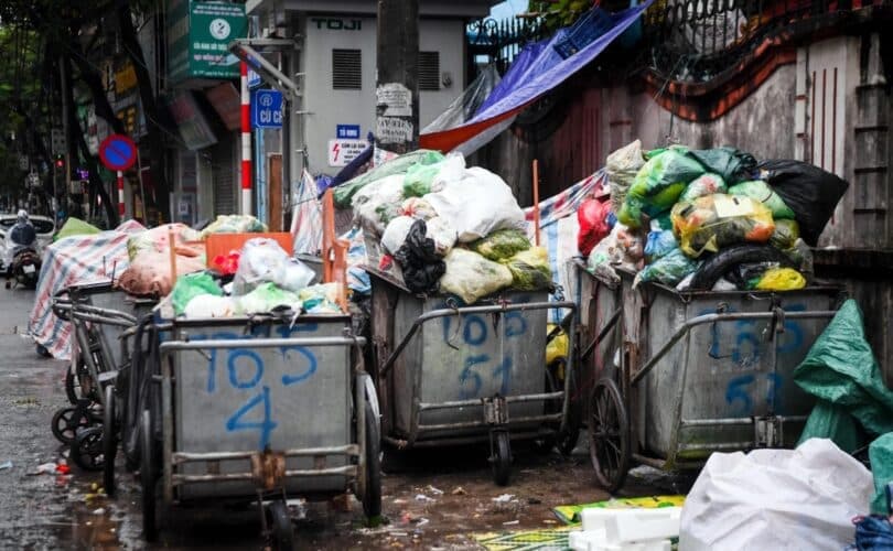 Thu gom rác thải lây nhiễm đang bị quá tải ở một số địa phương