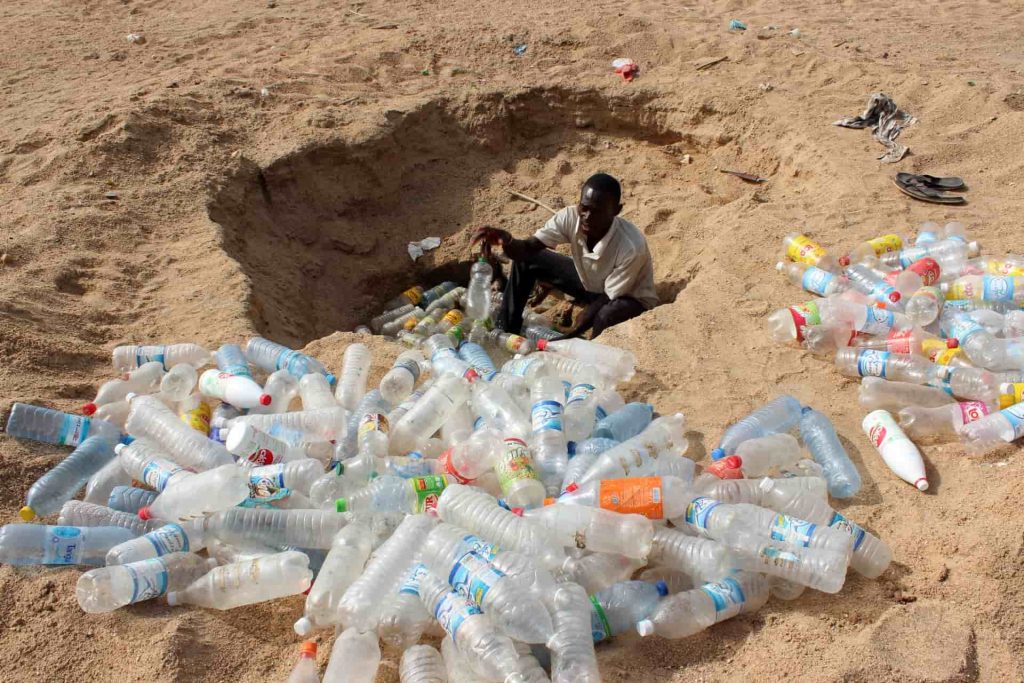 Rác thải từ chai lọ bằng nhựa cần được tái chế